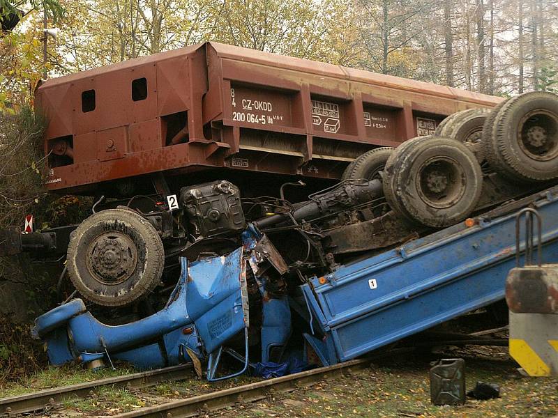 Řidič nákladního vozu v Cejřově přehlédl couvající nákladní vlakovou soupravu. Jeho tělo z kabiny museli vyprostit až hasiči.