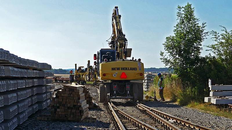 Práce na revitalizaci železniční trati z Pardubic do Ždírce nad Doubravou. 