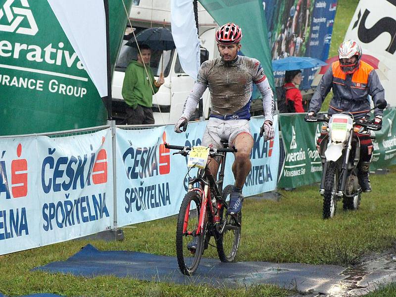 VÍTĚZ. Zatímco v předchozích letech svatý Petr tomuto tradičnímu závodu horských kol, který je součástí seriálu Kolo pro život, obvykle přál, tak při sobotním 14. ročníku MTB Maratonu Manitou Železné hory Škoda Auto si nepřízeň vynahradil.