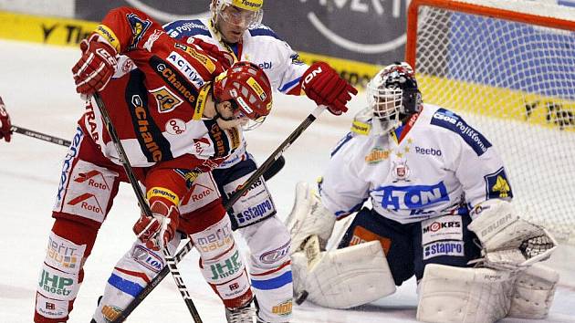 V dalším utkání hokejové extraligy prohrál pardubický Eaton doma se Slavií Praha 1:3.