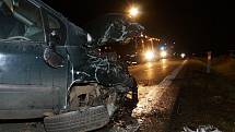 Při nehodě tří osobních vozidel a bagru mezi Bylany a Heřmanovým Městcem bylo pět osob zraněno.