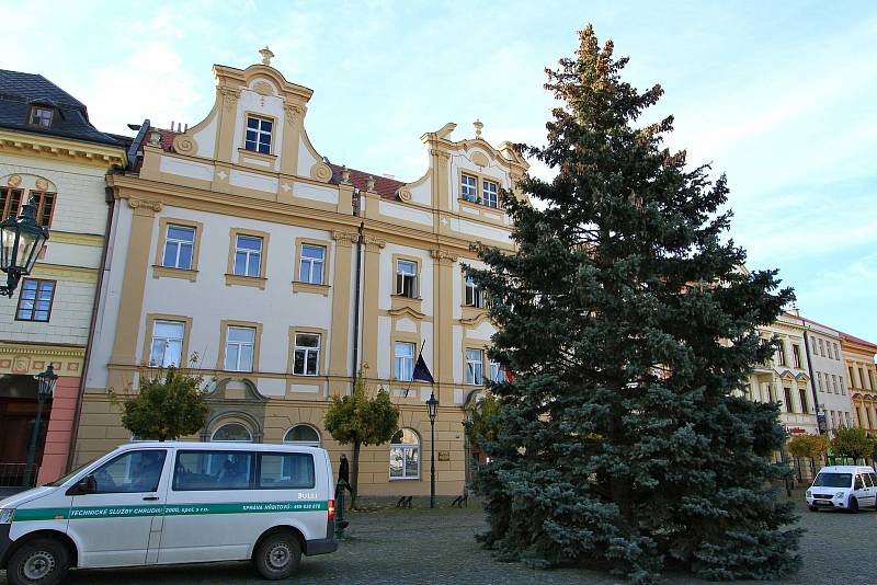 Letošní smrk pochází z nedaleké Heydukovy ulice. Foto: Město Chrudim, Karel Dvořák