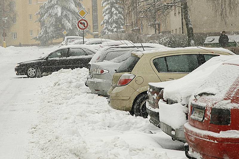 SOBOTA. Boj se sněhem byl v Hlinsku věčný. Během pár hodin sněžení se mohlo začít nanovo.