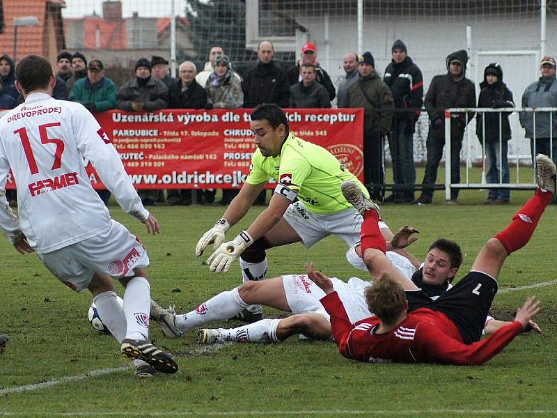 V 68. minutě derby MFK Chrudim - FK Pardubice zastavil David Hudec Radima Holuba za hranicí pravidel a z nařízené penalty sám faulovaný otevřel suverénně skóre.