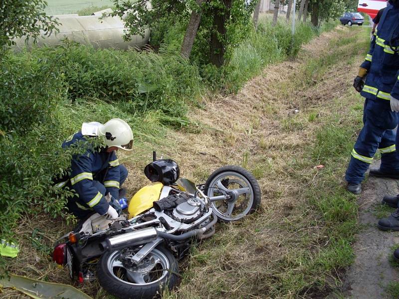 Chrudimští profesionální hasiči zasahovali u dopravní nehody motocyklisty, který narazil do stromu v Chrudimi-Vestci. 