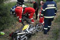 Chrudimští profesionální hasiči zasahovali u dopravní nehody motocyklisty, který narazil do stromu v Chrudimi-Vestci. 