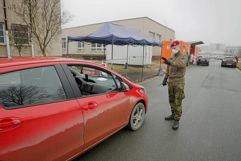 Běžný den u oranžových buněk v areálu královéhradecké nemocnice, kde se provádějí antigenní i PCR testy na koronavirus. I zde chrudimští výsadkáři pomáhají zdravotníkům.