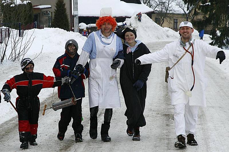 Masopustní průvod ve Včelákově v únoru 2010.