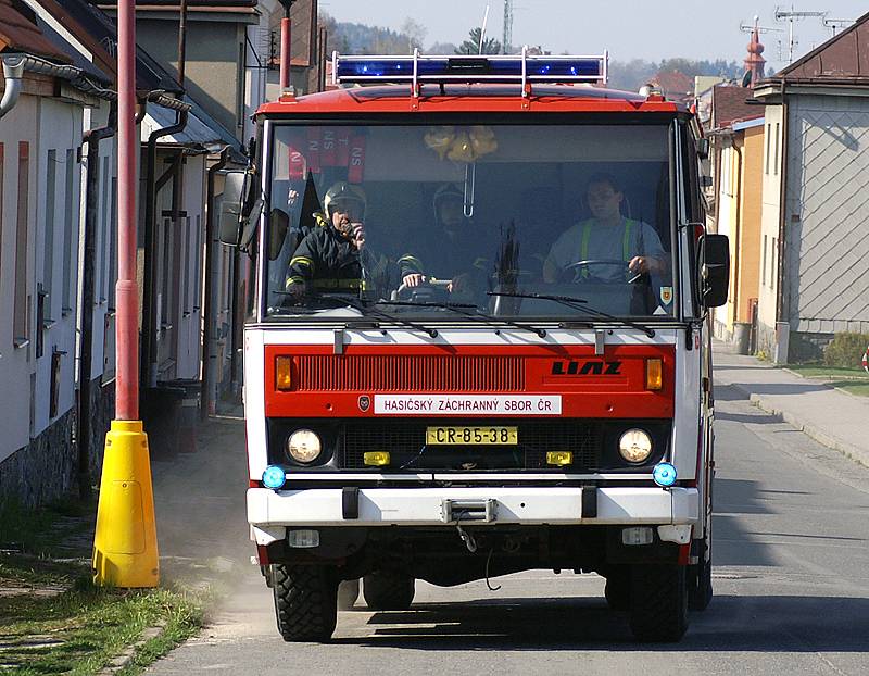 Taktického cvičení "Bazén nebezpečná látka 2008" v Hlinsku se účastnily složky hasičů, záchranné služby i policie.