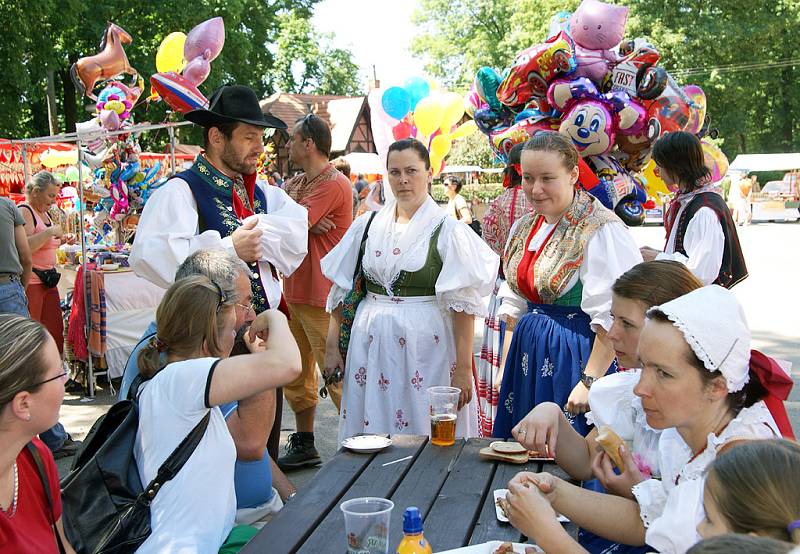 Zámecký park ve Slatiňanech patřil zábavě. Uskutečnil se tu 3. ročník oblíbeného Slatiňanského pozastavení.