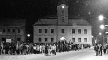 17. listopad 1989: Demonstranti v Hlinsku zaplnili celé náměstí. 