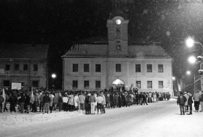 17. listopad 1989: Demonstranti v Hlinsku zaplnili celé náměstí. 