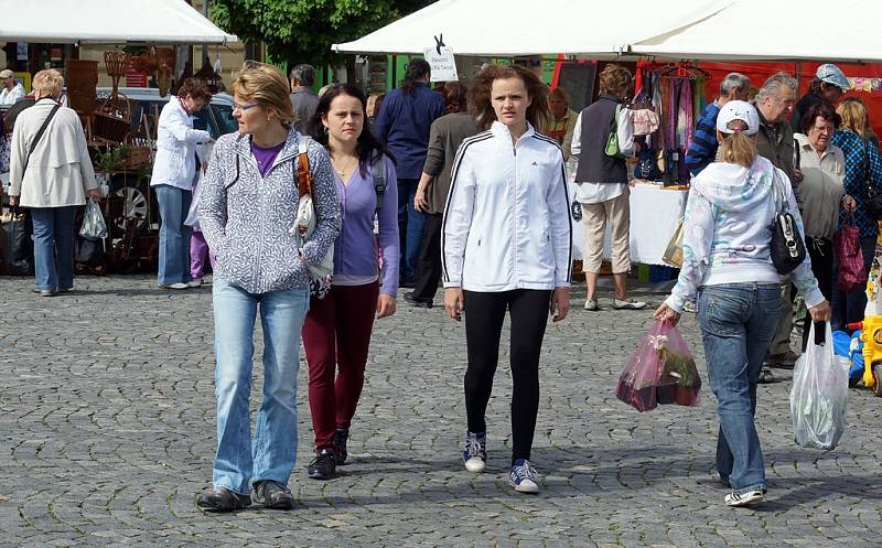 Letnicový aneb Svatodušní jarmark na Resselově náměstí v Chrudimi.