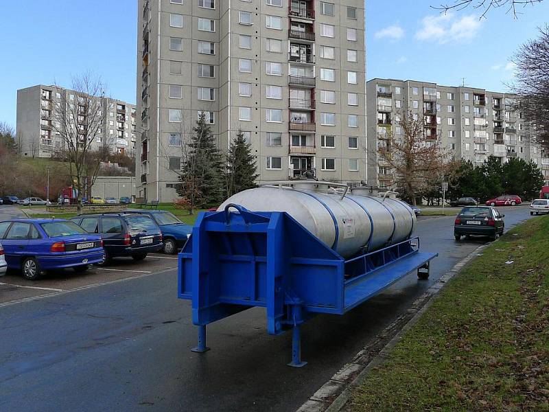 Vodárenská společnost Chrudim přistavila do nejpostiženějších oblastí cisterny s pitnou vodu.