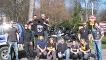 Členové chrudimského motorkářského klubu Motocommando Chrudim s přáteli vyrazili poněkolikáté uklízet do chrudimských parků.