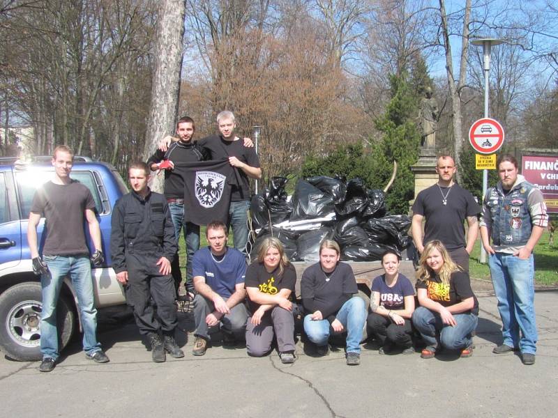 Členové chrudimského motorkářského klubu Motocommando Chrudim s přáteli vyrazili poněkolikáté uklízet do chrudimských parků.