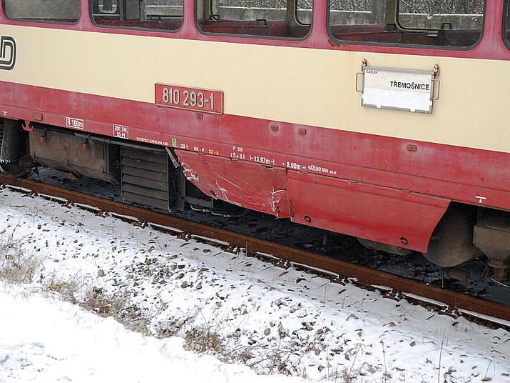 Řidič Octavie na zasněžené vozovce nedobrzdil a střetl se na přejezdu s projíždějícím vlakem.