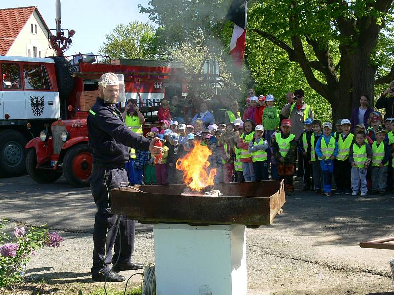 SDH Topol  uspořádal Den otevřených dveří, pro diváky byly připravené ukázky vybavení nejen hasičů, ale i strážníků a záchranářů