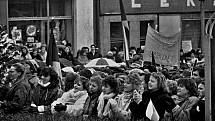 17. listopad 1989: Demonstranti v Hlinsku zaplnili celé náměstí.