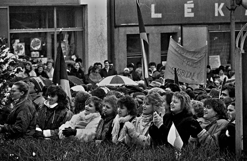 17. listopad 1989: Demonstranti v Hlinsku zaplnili celé náměstí.