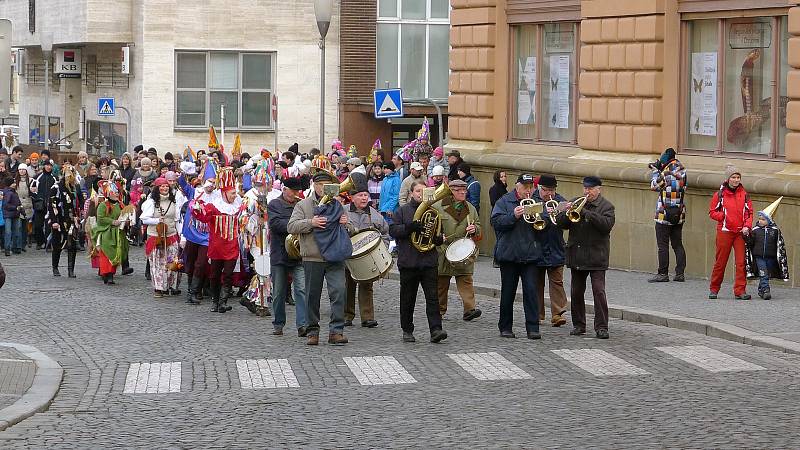 Masopustní obchůzku v Chrudimi obstaral tradičně folklorní soubor Kohoutek.