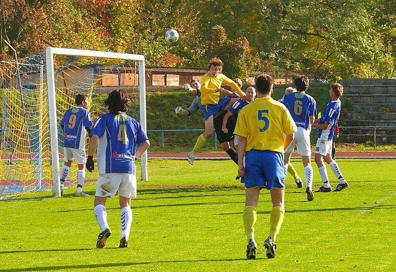 Z fotbalového divizního utkání AFK Chrudim – FK Pěnčín-Turnov 0:1.