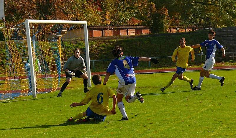 Z fotbalového divizního utkání AFK Chrudim – FK Pěnčín-Turnov 0:1.