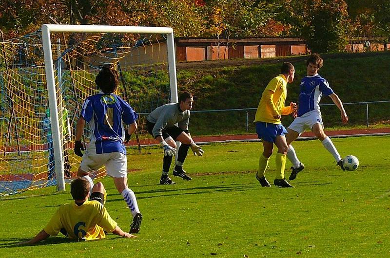 Z fotbalového divizního utkání AFK Chrudim – FK Pěnčín-Turnov 0:1.