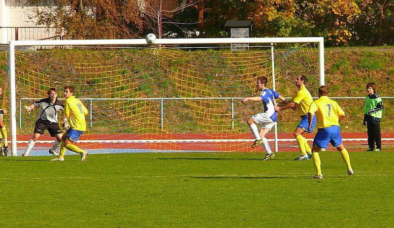 Z fotbalového divizního utkání AFK Chrudim – FK Pěnčín-Turnov 0:1.