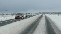 Na silnici I/35 z  Litomyšli do Svitav vane silný vítr a silnice je pod sněhem a ledovkou.