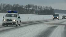 Na silnici I/35 z  Litomyšli do Svitav vane silný vítr a silnice je pod sněhem a ledovkou.