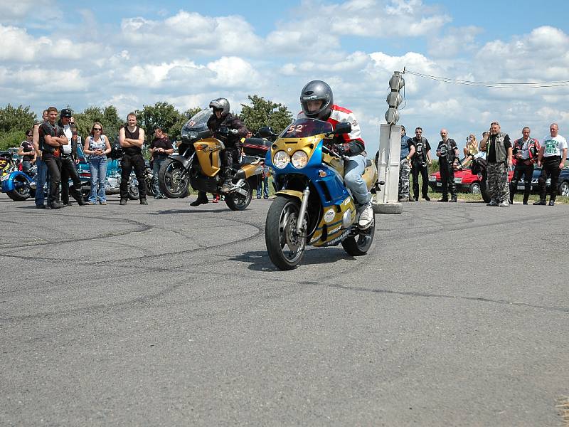 Motoslet Supů: V Poděčelech si dali sraz ostří hoši na pekelných strojích.