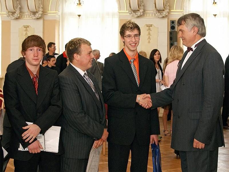 Mladí učni ze Střední školy průmyslové, strojnické a technické a Vyšší odborné školy Chrudim si slavnostně převzali výuční listy.