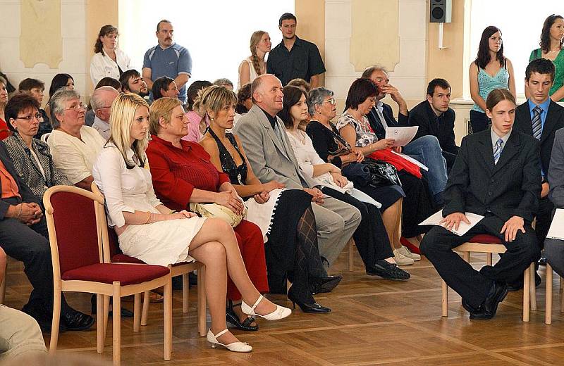 Mladí učni ze Střední školy průmyslové, strojnické a technické a Vyšší odborné školy Chrudim si slavnostně převzali výuční listy.