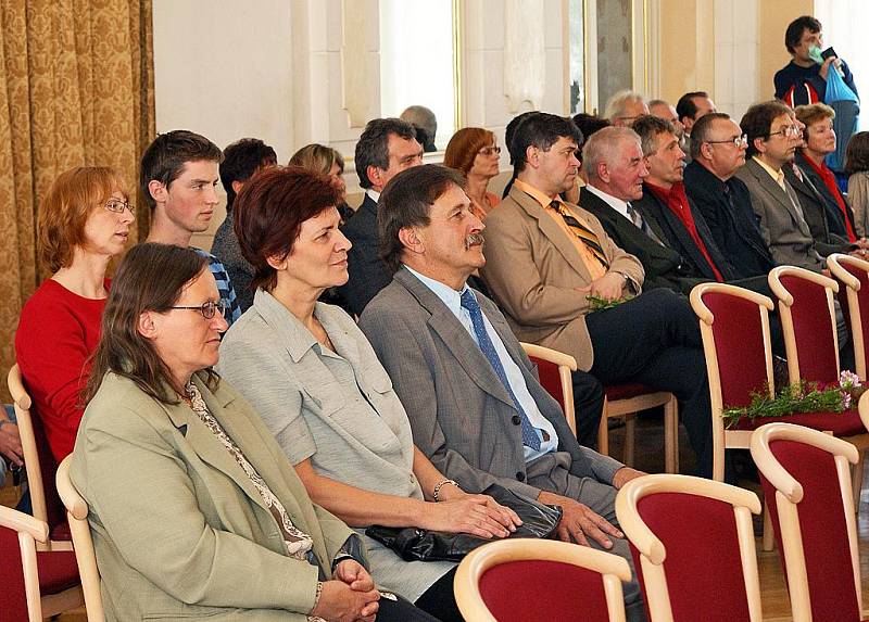 Mladí učni ze Střední školy průmyslové, strojnické a technické a Vyšší odborné školy Chrudim si slavnostně převzali výuční listy.