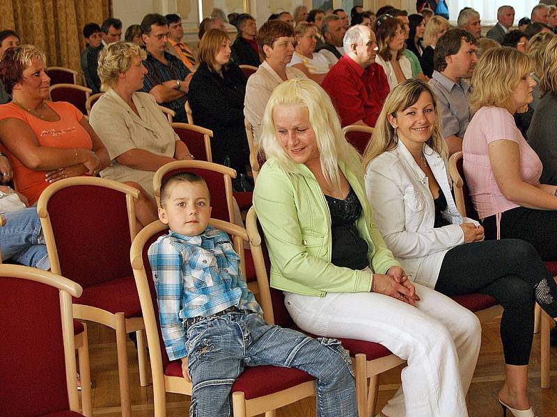 Mladí učni ze Střední školy průmyslové, strojnické a technické a Vyšší odborné školy Chrudim si slavnostně převzali výuční listy.