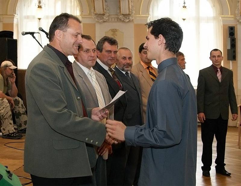 Mladí učni ze Střední školy průmyslové, strojnické a technické a Vyšší odborné školy Chrudim si slavnostně převzali výuční listy.