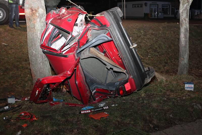 Šestadvacetiletý řidič osobního automobilu Škoda Felicia havaroval před benzinovou stanicí ve Slatiňanech. Zraněním na místě podlehl.