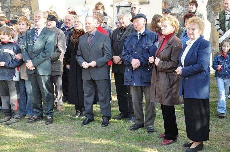 Na věž evangelického kostela v Krouně byl nainstalován nový zvon Ais.