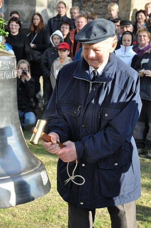 Na věž evangelického kostela v Krouně byl nainstalován nový zvon Ais.