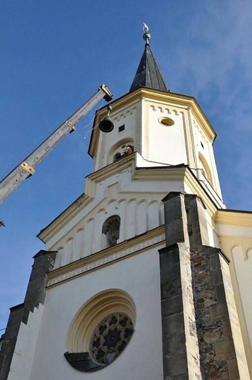 Na věž evangelického kostela v Krouně byl nainstalován nový zvon Ais.