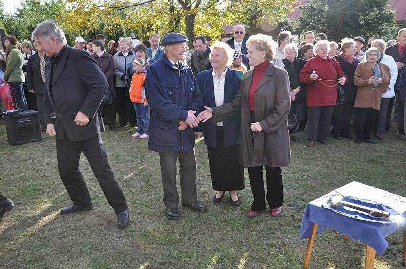 Na věž evangelického kostela v Krouně byl nainstalován nový zvon Ais.