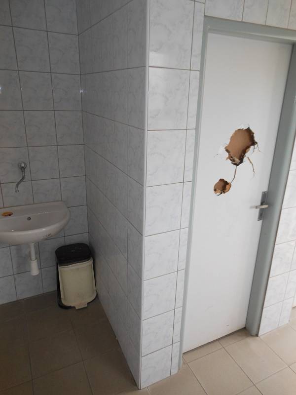 Dveře u chrasteckých veřejných pánských záchodků se stávají opakovaně terčem neznámých vandalů.