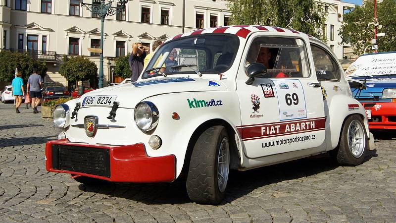 Představení posádek 12. ročníku Rallye Železné hory na chrudimském Resselově náměstí.