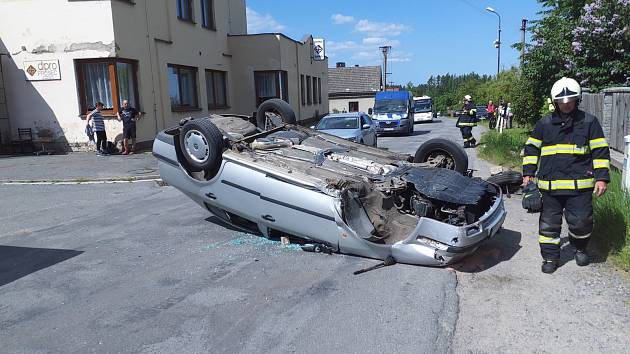 Řidič poslal v Proseči Škodovku na střechu. Z auta se ale dostal sám