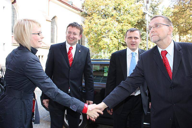 Ministra Vít Bárta jednal na královéhradeckém a pardubickém hejtmanství, poté návštěvu východních Čech ukončil veřejnou debatou na chrudimské radnici.