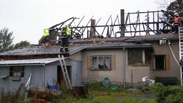 Požár, se kterým bojovali hasiči 27. září v 5.44 hodin v místní části Kameniček ve Filipově, napáchal na rodinném domku škodu za zhruba milion a půl korun.