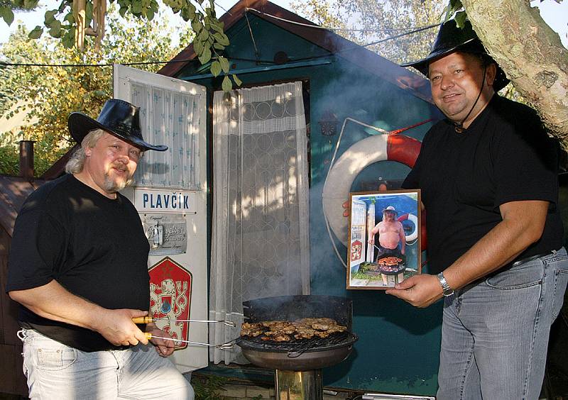 Králové grilu si výhru užili na sečské chatě. Patnáctičlenná skupina pohodových žen a mužů oslavovala svátek Marcela, ale hlavně si připila na zdraví zlatavým pěnivým mokem, který Marcel Tichý vyhrál v soutěži „Všude dobře, u grilu nejlépe“. 