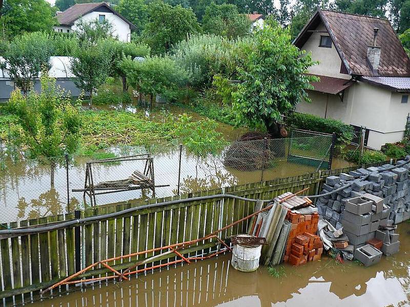 Voda zaplavila i Přestavlky. Děti měly radost z projížďky kánoí, lidé, kterým přívaly zaplavily zahrady a sklepy už tak nadšení nebyli.