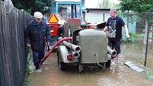 Voda zaplavila i Přestavlky. Děti měly radost z projížďky kánoí, lidé, kterým přívaly zaplavily zahrady a sklepy už tak nadšení nebyli.